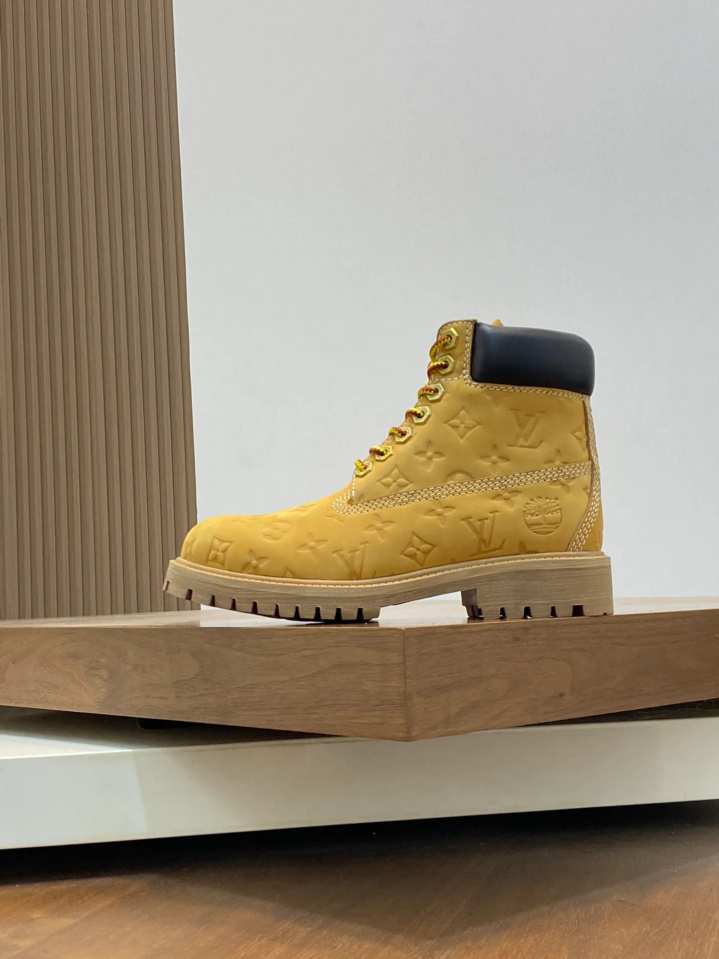 Men's shoes💰💰760 couple model👫 Loui* Vuitto* x Timberlan* co-branded presbyopia rhubarb boots ankle boots short boots, LV x Timberland ankle boots are made of Monogram embossed waterproof nubuck cow leather, relying on the brand's exquisite craftsmanship to carefully reshape the classic Timberland 6-inch boot shape in Italy, making an eye-catching appearance with American workwear style Pharrell Williams The 2025 autumn and winter men's wear show created by. The Monogram embossed tongue, original Timberland laces and outsole are exquisite details, the leather label expresses the cooperation logo, and the delivery counter is exquisitely packaged! ▪️Size: Women's 35-40 (customized in 40) ▪️Size: Men's 39-46 (45/46 customized)